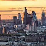 Stunning 3 Bed 2 Bath Penthouse In Central London