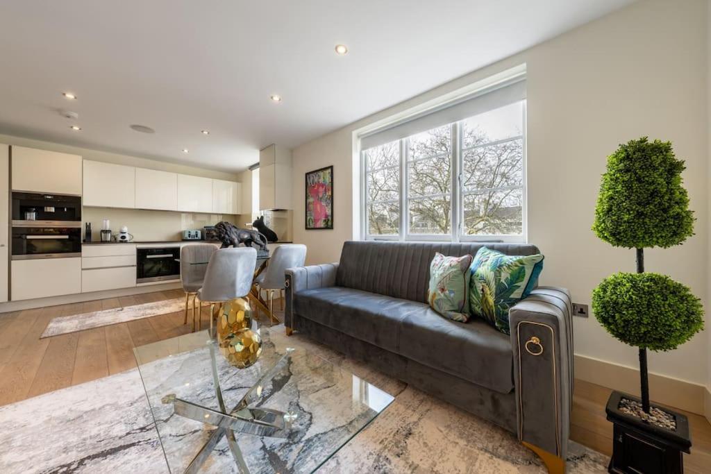 Stunning 3 Bed 2 Bath Penthouse In Londra