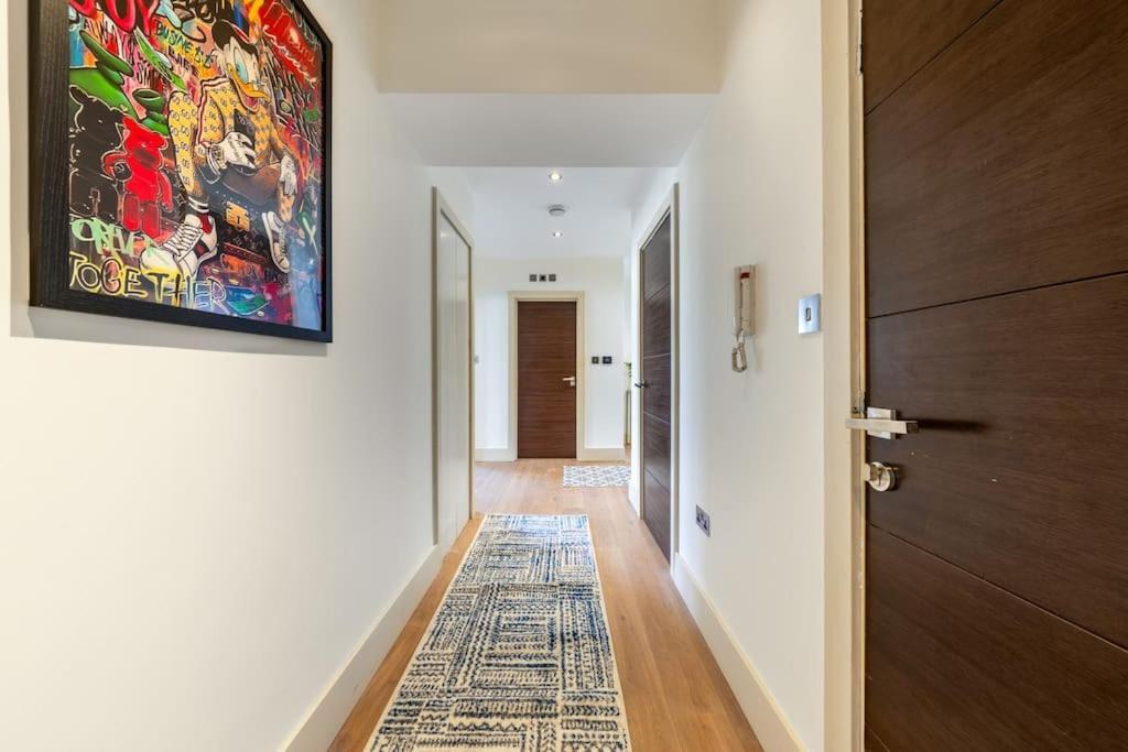 Stunning 3 Bed 2 Bath Penthouse In Londra