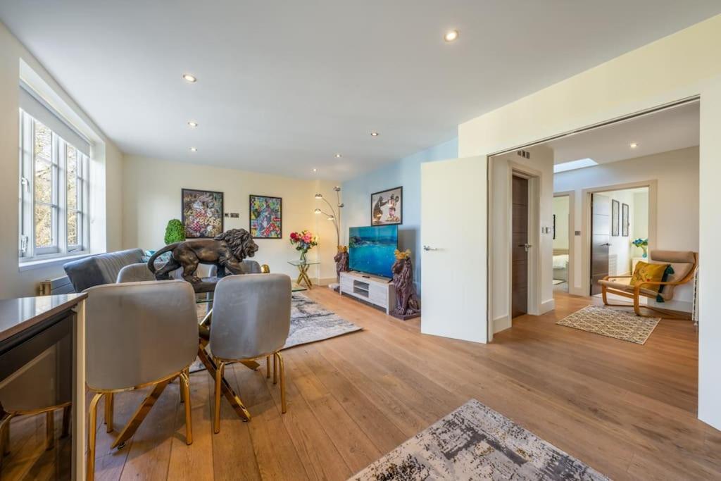 Stunning 3 Bed 2 Bath Penthouse In *