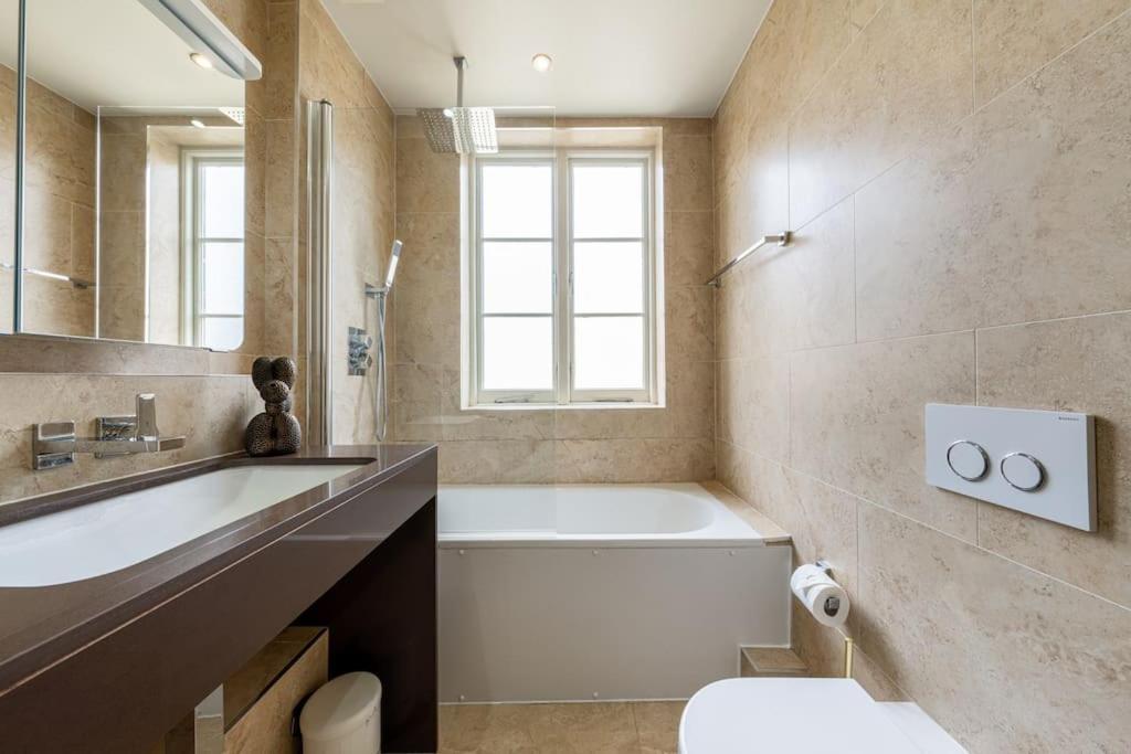 Stunning 3 Bed 2 Bath Penthouse In Appartamento Londra