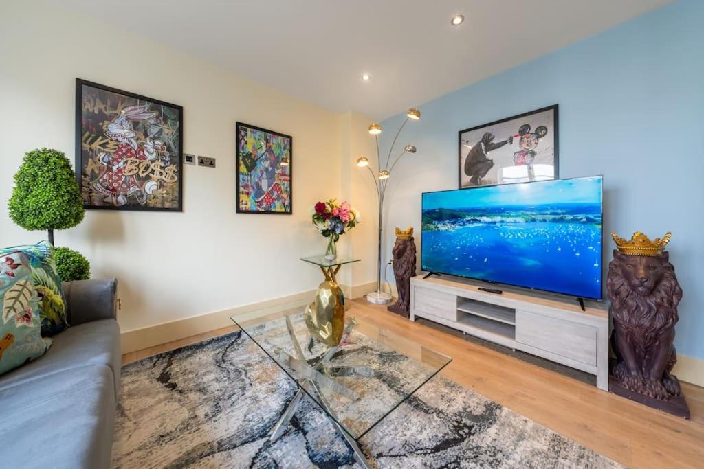 Stunning 3 Bed 2 Bath Penthouse In Appartamento *