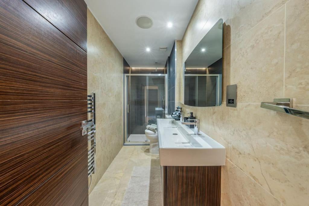 Stunning 3 Bed 2 Bath Penthouse In Londra