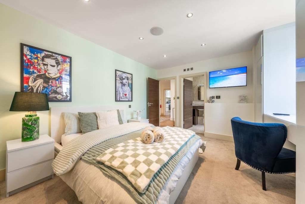 Stunning 3 Bed 2 Bath Penthouse In *