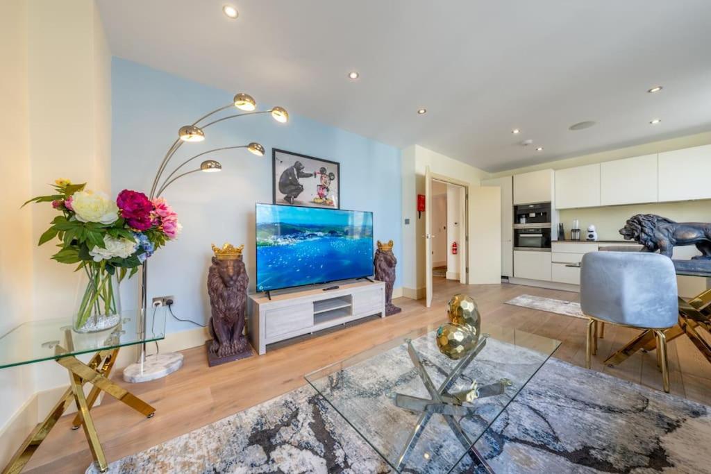 Stunning 3 Bed 2 Bath Penthouse In Appartamento